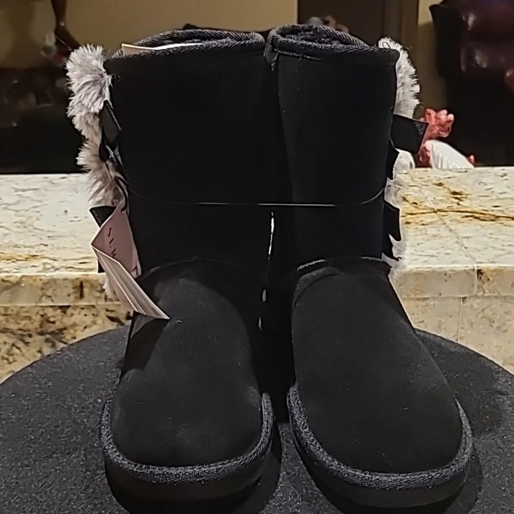 Serra Ladies Suede Boots sz 7. New with tags. (#923) black and gray boot.